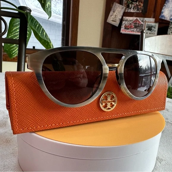 Tory Burch Sunglasses & Case Tortoise Pilot Sunglasses $188 NWT SOLD OUT ONLINE - Picture 13 of 15